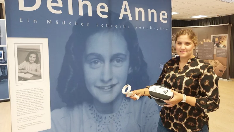 Besonders beliebt sei das Virtual-Reality-Erlebnis der Ausstellung gewesen, wie Janine Albrecht, Leiterin des Integrationszentrums, berichtet. Mittels VR-Brille konnten die Besucher in die Welt von Anne Frank "hautnah" eintauchen. - © Michaela Weiße