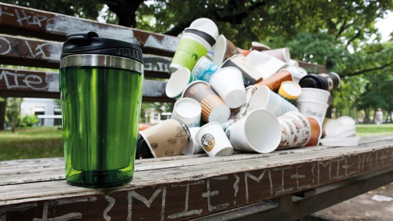 Wenn der Kaffee im Mehrweg- statt im Einwegbecher getrunken wird, bedeutet das weniger Müll. - © Sascha Krautz/DUH (Symbolfoto)