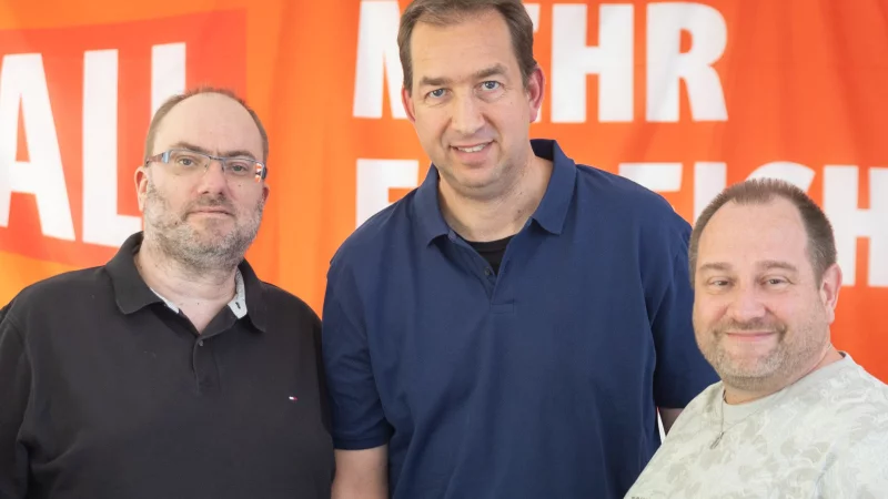 Guido Heyer (v. l.), Betriebsratsvorsitzender von Benteler in Bielefeld, Stefan Chatziparaskewas, Rechtsanwalt, und Jens Engelbrecht, Gewerkschaftssekret&auml;r, erheben Vorw&uuml;rfe gegen Benteler. - &copy; Oliver Krato