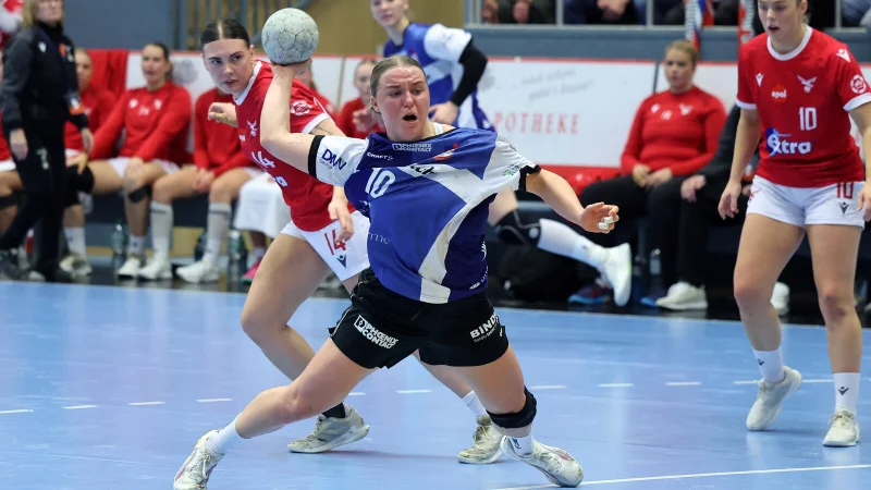 Und wieder geht es &uuml;ber den Kreis: Maxi M&uuml;hlner netzt f&uuml;r die HSG ein. - &copy; Paul Cohen