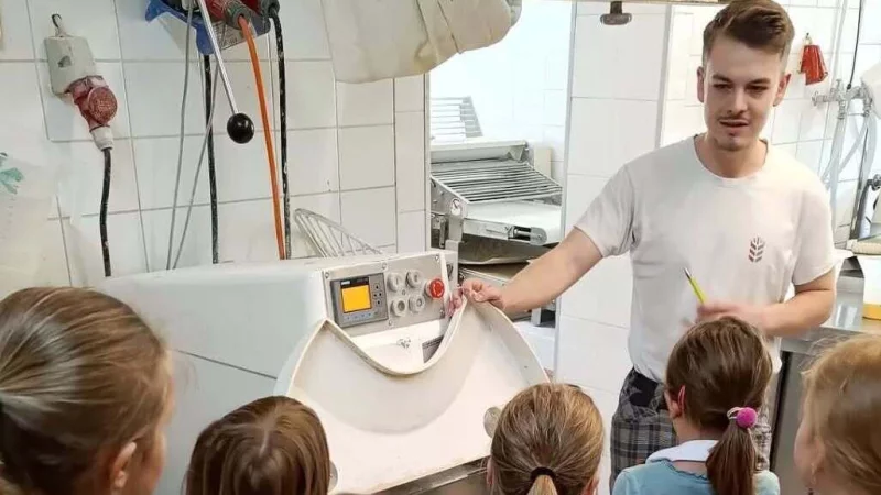 Die Kinder konnten in einer B&auml;ckerei einen Hefezopf backen. - &copy; KJK Kalletal