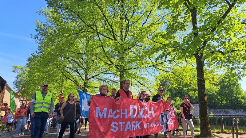 Mit Unterst&uuml;tzung der Gruppe "Buschmusik" zieht der Demozug vom Kronen- zum Marktplatz. - &copy; Carolin Brokmann-F&ouml;rster