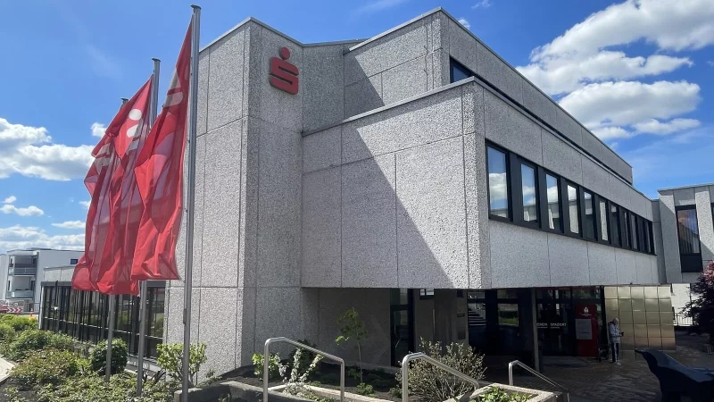 In der Sparkassen-Filiale in Blomberg, vormals der Hauptgesch&auml;ftsstelle der Stadtsparkasse Blomberg, sind ein SB-Terminal und ein Geldautomat abgebaut worden. Die Sparkasse Paderborn-H&ouml;xter-Detmold argumentiert mit ver&auml;ndertem Kundenverhalten. - &copy; Silke Buhrmester