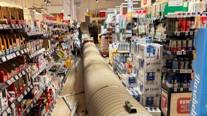 Acht Menschen werden in einem Supermarkt am Entruper Weg in Lemgo verletzt, als ein großes Lüftungsrohr von der Decke fällt. - © Feuerwehr Lemgo