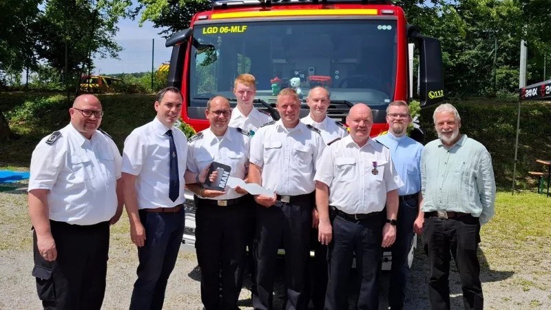 Übergabe: Wehrführer Maik Paskarbeit übergibt Einheitsführer Christoph Schröder den obligatorischen Schlüssel. - © Feuerwehr Falkenhagen