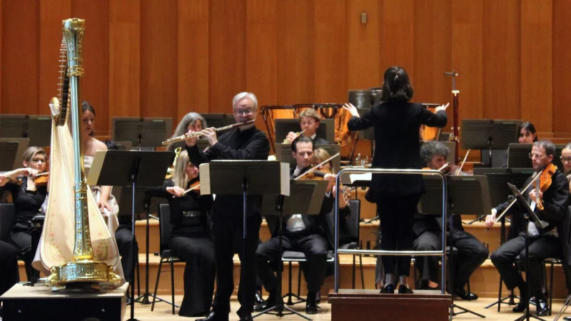Harfe und Flöte: Catharina Mothes und Johannes Heckmair waren die Solisten in Mozarts Doppelkonzert mit der Nordwestdeutschen Philharmonie unter Chloé Dufresne. - © Andreas Duderstedt