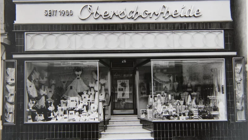 Diese Aufnahme zeigt das Ladenlokal vor dem Umbau. Die Treppenstufen wurden als st&ouml;rend empfunden. - &copy; Familie Rohde