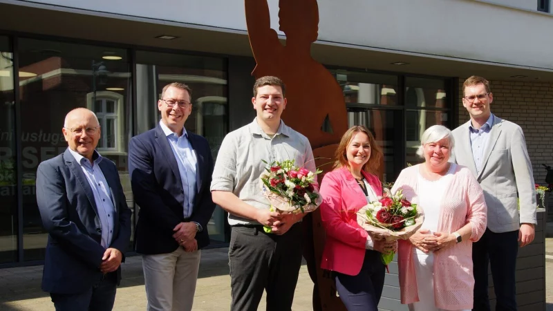 Bürgermeister Matthias Kalkreuter (rechts) und die Vorsitzende des Ausschusses für Soziales, Demografie und Gesundheit, Brigitte Herrmann (2. von rechts), begrüßen Kristina-Karolina Eitner (3. von rechts) und Dennis Nolting als neue Behindertenbeauftragte der Stadt Lage. Mit dabei sind der Fachgruppenleiter Soziales, Diemo Dölle und Fachbereichsleiter Bildung, Jugend und Soziales, Frank Rayczik (von rechts). - © Stadt Lage