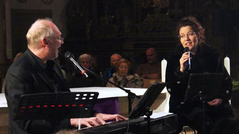 Vielseitig und mit einem Lächeln: Peter Stolle und Ulrike Wahren beim Konzert in der Lemgoer Nicolaikirche. - © Andreas Duderstedt