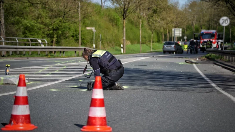 Eine Polizistin kniet nach dem t&ouml;dlichen Fahrradcrash am 19. April auf der Detmolder Stra&szlig;e. Die Unfallaufnahme dauerte den ganzen Tag lang. Jetzt ist das Gutachten da. - &copy; Freitag-TV