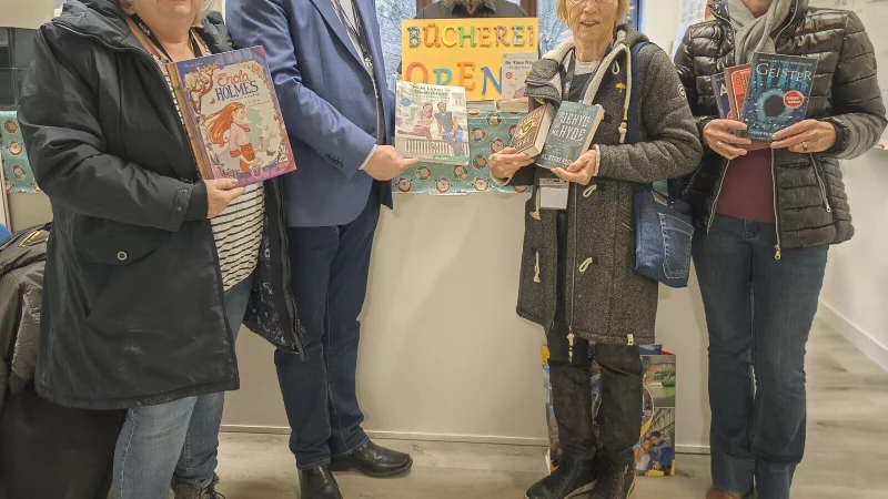 Brigitte Herrmann, Michael Biermann, Elisabeth Varnholt und Roswitha Heinz vom F&ouml;rderverein &uuml;bergeben Hendrik Mutzenbach (Mitte) eine B&uuml;cherspende. - &copy; Vasco Stemmer