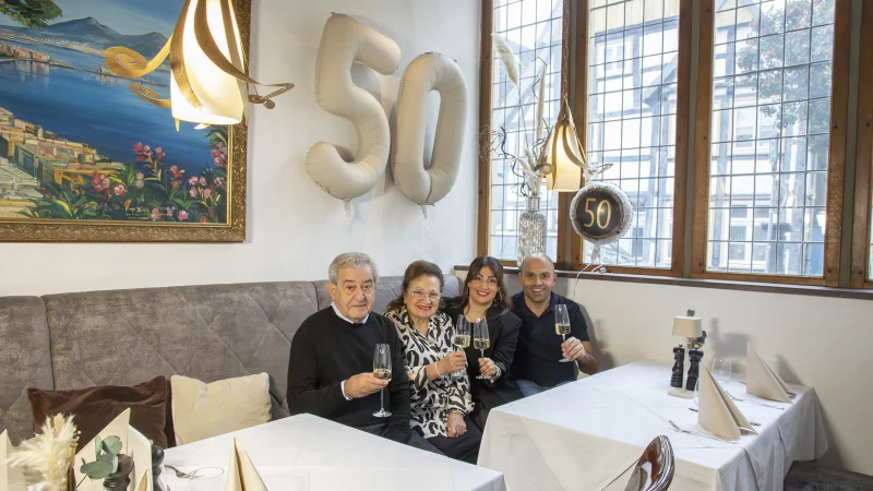 Amedeo Cannetti (von links) mit seiner Frau Anna-Maria und den Kindern Tiziana und Guiseppe Cannetti im "Vesuvio". - &copy; amm GmbH & Co. KG