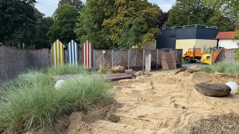 Arbeiten im Saunagarten des Eau-Le: Die Strandsauna musste bereits ihren Platz r&auml;umen - hier wird bereits im Winter eine neue gro&szlig;e Aufgusssauna mit rund 100 Quadratmetern gebaut. - &copy; Annika Langhagel