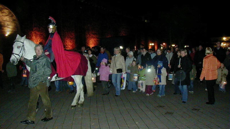 Hinter St. Martin geht es am 10. November wieder mit Lampions durch die Salzufler Innenstadt. - &copy; Werbegemeinschaft Bad Salzuflen
