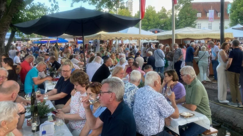 Um die 20.000 Besucherinnen und Besucher zieht es j&auml;hrlich auf das Weinfest, so der Veranstalter. - &copy; Michael Welslau