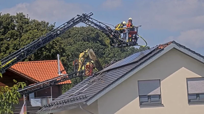 Die auf dem Dach installierte PV-Anlage machte es den Einsatzkr&auml;ften schwer. - &copy; FFW Steinheim