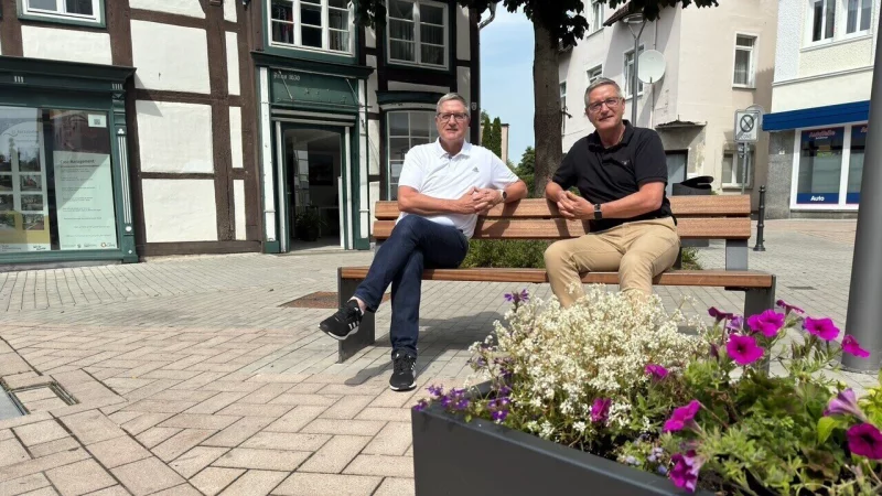 Knut (links) und Dirk Hallmann vor dem B&uuml;ro des Quartiersmanagements in Sch&ouml;tmar. - &copy; Sven Kienscherf