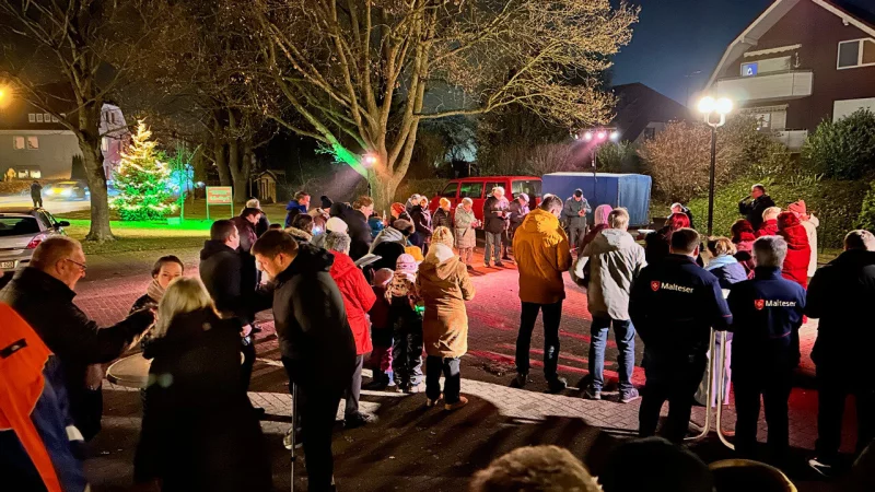 Illumination des Weihnachtsbaums der Dorfgemeinschaft am Haferbach am Gemeindezentrum der Johannesgemeinde mit Weihnachtsliedern, Würstchen und Getränken. - © Johannesgemeinde Kachtenhausen