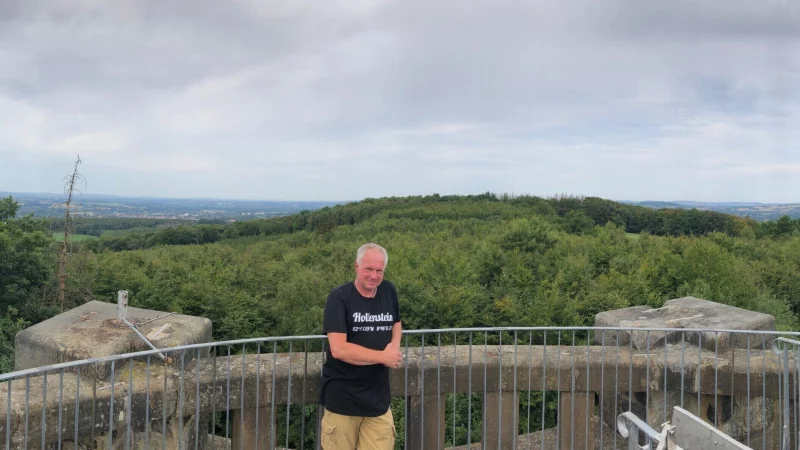 Peter G&ouml;rder steht auf dem Bismarckturm auf dem Vierenberg. Von hier ist die Aussicht grandios. - &copy; Thomas Reineke