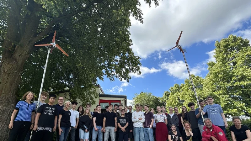 Freuen sich über den Workshop: Schülerinnen und Schüler der neunten und zehnten Stufe sowie Vertreter des Kooperationsprojekts vom Welthaus Bielefeld, von Energie Impuls OWL, der Recycling-Börse und der Felix-Fechenbach-Gesamtschule. Foto: Anna-Lena Hinder - © Anna-Lena Hinder
