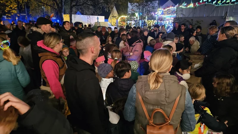 Beim Dorffest in Hörste kommen stets einige Hundert Menschen zum Laternenumzug. Am Ende gibt es Lebkuchenherzen für die Kinder, im vergangenen Jahr hat der RSV die Verteilung übernommen. - © Archivfoto: Astrid Sewing