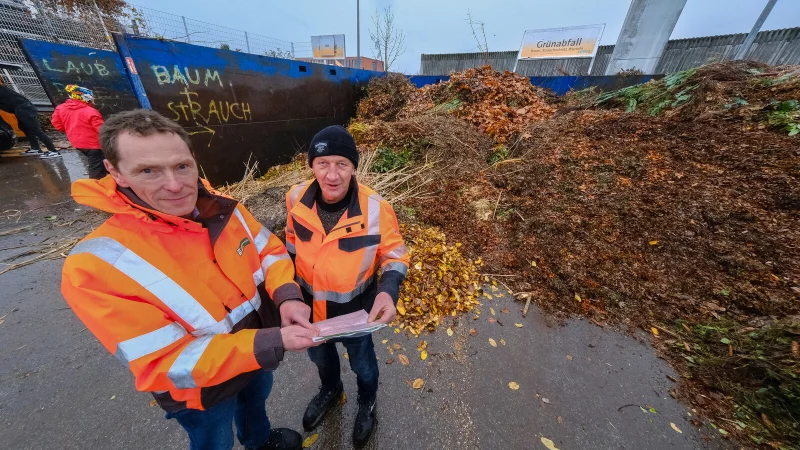 Bieten eine Alternative f&uuml;r Laubanlieferungen Clemens Pues (l.) und Wilhelm Gebken vom Umweltbetrieb. - &copy; Andreas Zobe
