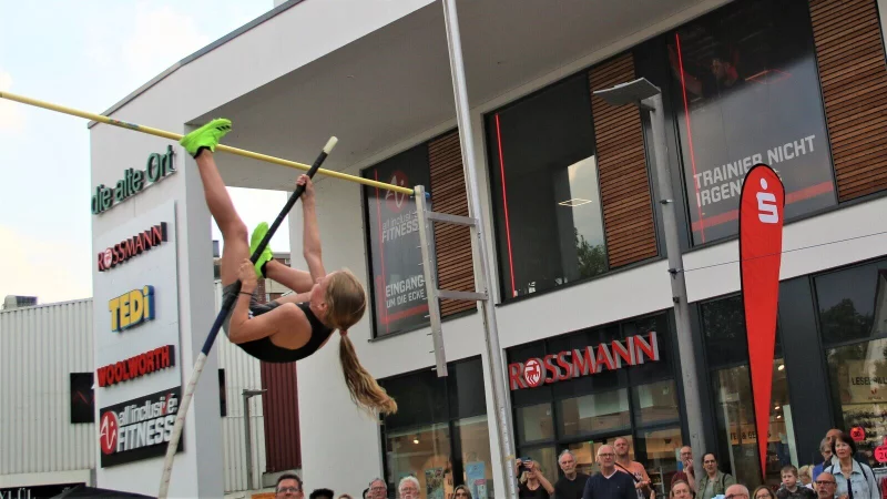 Lale Luise Mesch überfliegt 3,10m vor dem staunendem Publikum. - © LG Lippe-Süd