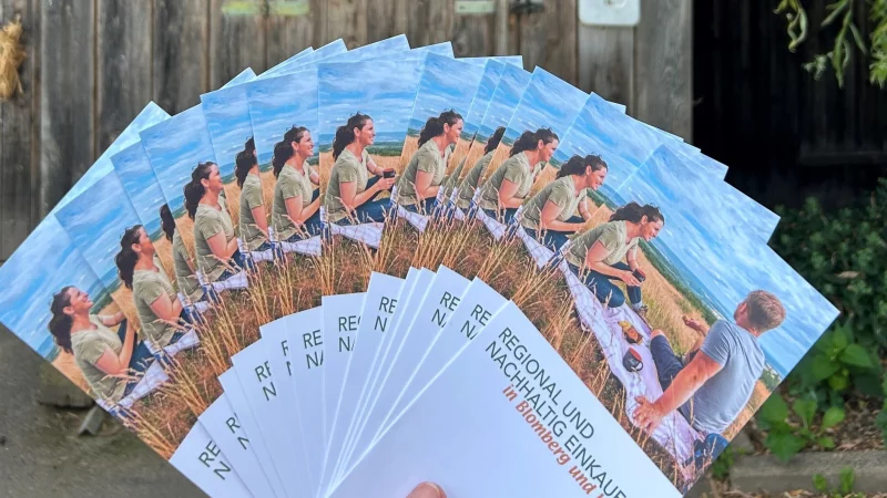 Blomberg und L&uuml;gde pr&auml;sentieren einen Flyer mitnachhaltigen Einkaufsm&ouml;glichkeiten in der Region. - &copy; L&uuml;gde Marketing