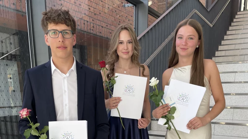 Die Klassenbesten (von rechts) Pauline Niebuhr, Liana Gross und Nils Göckemeyer mit ihren Zeugnissen. - © Realschule Aspe
