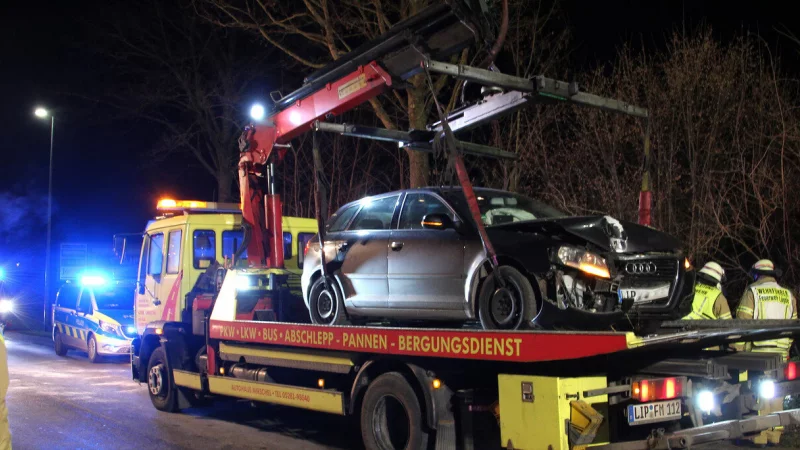 Dienstagabend auf der Pyrmonter Stra&szlig;e in L&uuml;gde: Der zuvor gegen den Pfahl einer Stra&szlig;enlampe geraste Audi ist schwer demoliert. Er muss abgeschleppt werden. - &copy; Juliane Lehmann