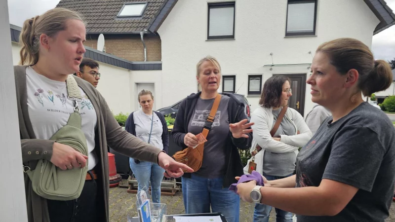 Daniela Tesch (links) erkl&auml;rt, wie man den Hennen den Body &uuml;berziehen kann. Damit soll sichergestellt werden, dass der Hahn die zum Teil nackten Hennen nicht mit seinem Sporn verletzen kann. - &copy; Astrid Sewing