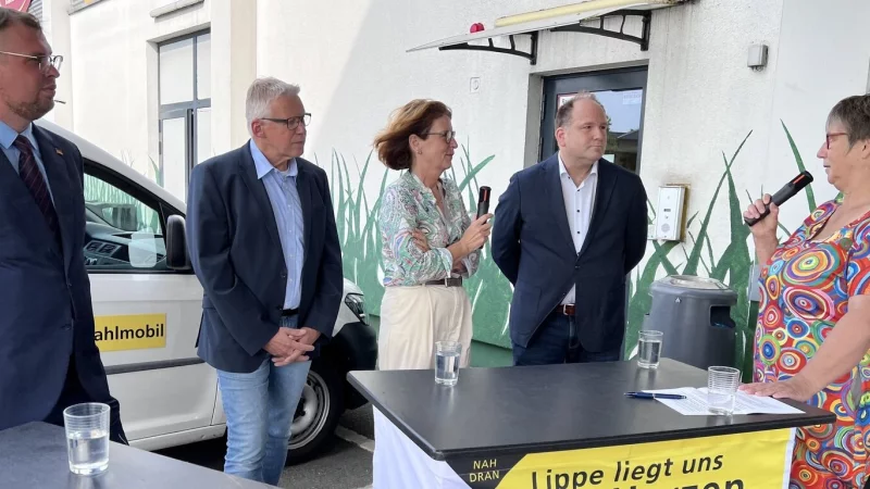 Das LZ-Wahlmobil ist zu Gast in Blomberg. Jakob Baidin (von links), Andreas Silge und Christoph Dolle stellen sich den Fragen von LZ-Redakteurin Marianne Schwarzer (rechts) und Silke Buhrmester. - &copy; Seda Hagemann