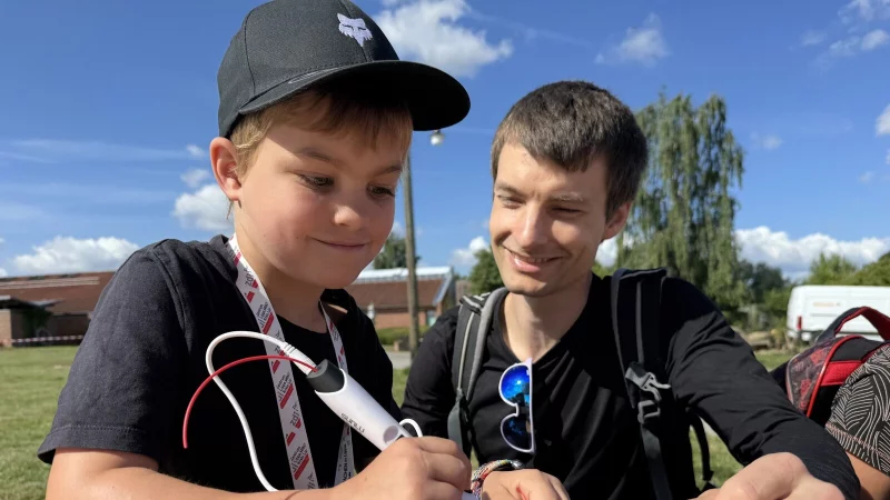 Martin Altenberend ist selbst Naturwissenschaftler und begleitet seinen sechsj&auml;hrigen Sohn Liam, der voll konzentriert die Arbeit mit dem 3-D-Stift ausprobiert. - &copy; Sandra Castrup