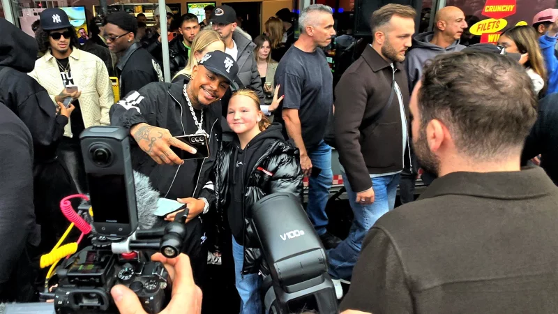 Die erste, die ein Foto mit Luciano bekommt, ist Mia. Sie ist überglücklich, seit 7.30 Uhr wartete sie darauf. - © Kurt Ehmke