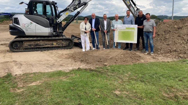 Pünktlich zum 100-jährigen Bestehen freut man sich beim TuS Grastrup-Retzen auf den neuen Kunstrasenplatz: (von links) Bärbel Paetzold (Ortsausschussvorsitzende Retzen, Grastrup, Papenhausen), Andreas Woite (Vorsitzender Stadtsportverband), Dirk Tolkemitt (Bürgermeister), Lothar Johannmeier (Fußballobmann TuS Grastrup-Retzen), Jonas Heidbreder (Gesellschafter Planungsbüro "PS+"), Markus Frobieter), Carsten Hohlt (beide "Stein/Garten/Design e.K."). - © Stadt Bad Salzuflen