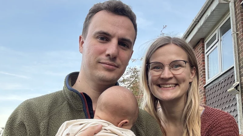 Luka und Daniel Hawkins mit ihrem Baby Ruben, dessen Geburt in Herford zur bürokratischen Herausforderung wurde. - © Familie Hawkins