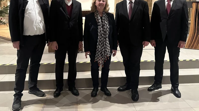 Verabschiedung und Einf&uuml;hrung. Mit Pr&auml;ses Michael Keil, Pfarrer Thomas Warnke, Pfarrerin Susanne Eerenstein, Landessuperintendent Dietmar Arends und Kirchenrat Martin Bock. (von links). - &copy; Lippische Landeskirche