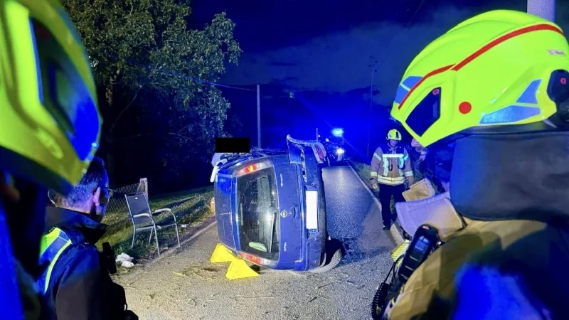 Einsatzkräfte sichern ein auf der Seite liegendes Auto nach einem Unfall in Detmold. Drei Personen wurden leicht verletzt. - © Feuerwehr Detmold/Marco Schweiger