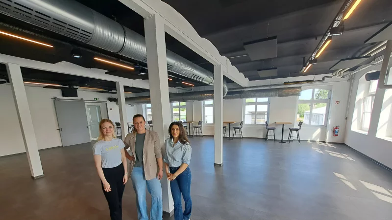 Begr&uuml;&szlig;en die ersten T&auml;nzer in den neuen R&auml;umen im Br&uuml;ckenhaus an der Lageschen Stra&szlig;e: Inhaberin Constanze Hey (Mitte) und ihre Vollzeit-Mitarbeiterinnen Jana Studjonow (links) und Nisa Arslan. - &copy; Annika Langhagel