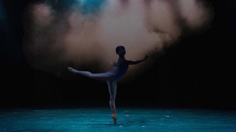 Beim Ballettabend „Licht aus, Spot an: Backstage!“ entführt die Detmolder Tanzkompanie die Zuschauer in die Welt des Tanzes hinter dem Vorhang. - © Landestheater Detmold/Lina Pris