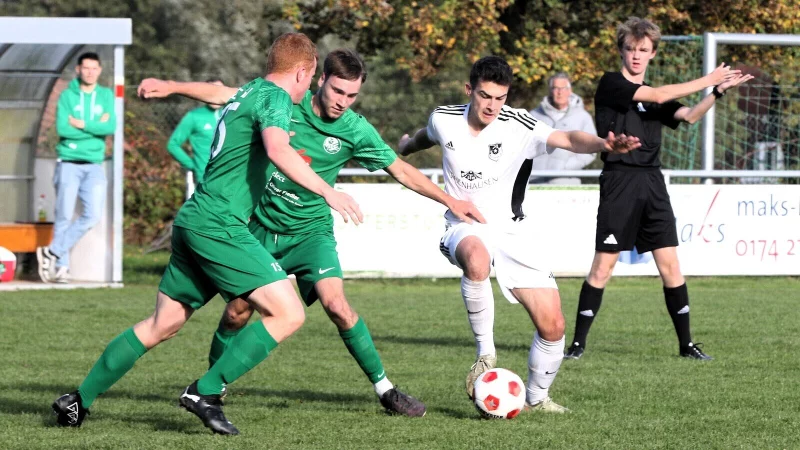 Bexterhagens Matchwinner Eric Wöhler versucht, sich gegen zwei FCSSW-Spieler durchzusetzen. - © Oliver König