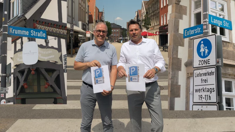 Bürgermeister Frank Hilker (rechts) und Christian Schmidt, Vorsitzender der Werbegemeinschaft „Die Händler“, haben beim Forum Innenstadt die Gewerbetreibenden über die Innenstadtentwicklung informiert. - © Torben Gocke