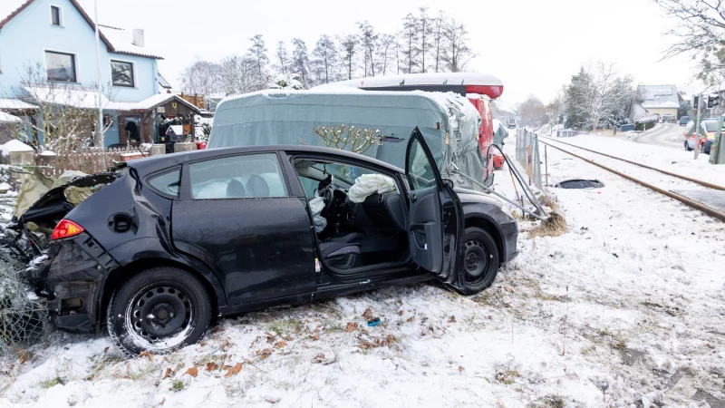 Der schwarze Seat wurde bei der Kollision schwer besch&auml;digt. Foto: - &copy; Feuerwehr Porta/Michael Horst