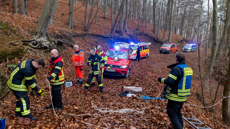 Eine Person verletzte sich bei einem Absturz am Jakobsberg in Porta Westfalica schwer. - © Feuerwer Porta/Michael Horst