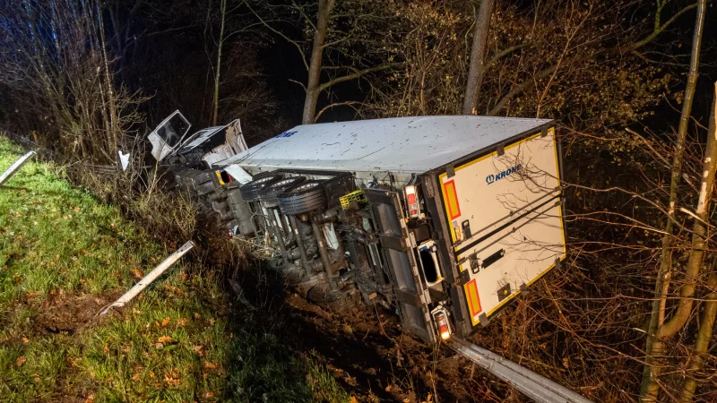 Der Unfall-Lkw blieb auf der Seite liegen. Die A2 bei Bad Oeynhausen in Richtung Dortmund musste gesperrt werden. - © Freiwillige Feuerwehr Porta Westfalica/Michael Horst