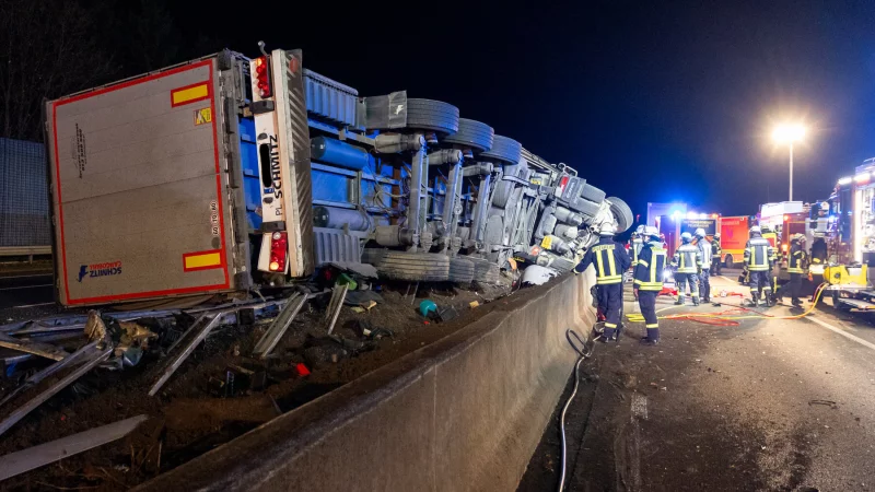 Der Lkw kippte auf die Mittelschutzplanke. - &copy; Feuerwehr Porta/Michael Horst