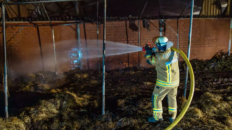 Ein brennender Strohhaufen hat am Mittwochabend rund 60 Einsatzkr&auml;fte besch&auml;ftigt. - &copy; die Blaulichtfotografen