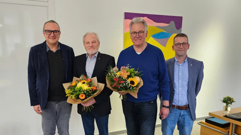 B&uuml;rgermeister Markus Baier (links) und Gesch&auml;ftsbereichsleiter Dennis Ortmeier (rechts) gratulieren Schiedsmann Herbert Fischer (Zweiter von links) sowie Schiedsmann Wilfried Thiel. - &copy; Alte Hansestadt Lemgo