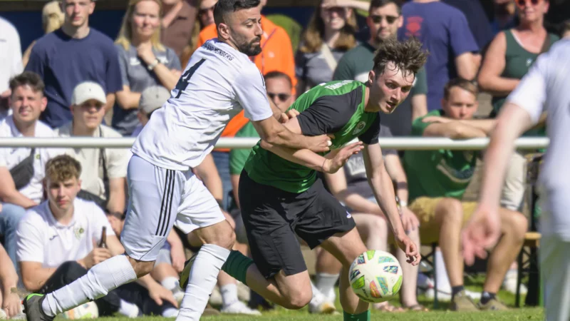 Aufmerksam beobachtet vor den zahlreichen Zuschauern k&auml;mpft in dieser Szene Luka Kl&uuml;tzing von der SG Belle-Cappel-Leopoldstal (gr&uuml;n) gegen seinen Kontrahenten Volkan Coban vom TuS Horn-Bad Meinberg um den Ball. - &copy; Egon Penner