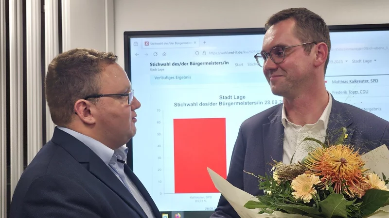 Frederik Topp (CDU, links) gratuliert Matthias Kalkreuter (SPD). Letzterer gewinnt die Stichwahl mit deutlichem Abstand und bleibt B&uuml;rgermeister von Lage. - &copy; Astrid Sewing